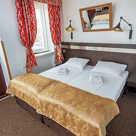 Luzycki & Restauracja 汽车旅馆 卢班