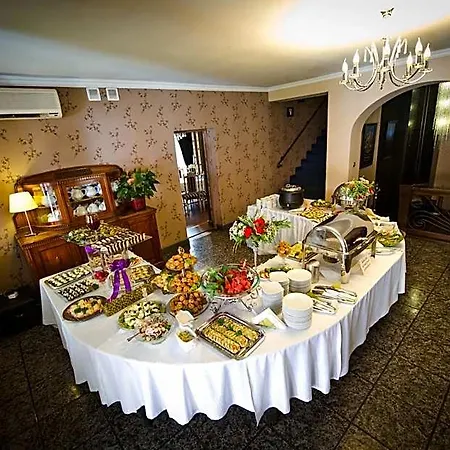 Luzycki & Restauracja 汽车旅馆 3*