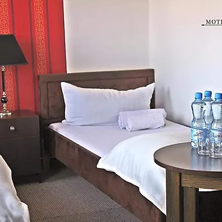 Luzycki & Restauracja 汽车旅馆 3*